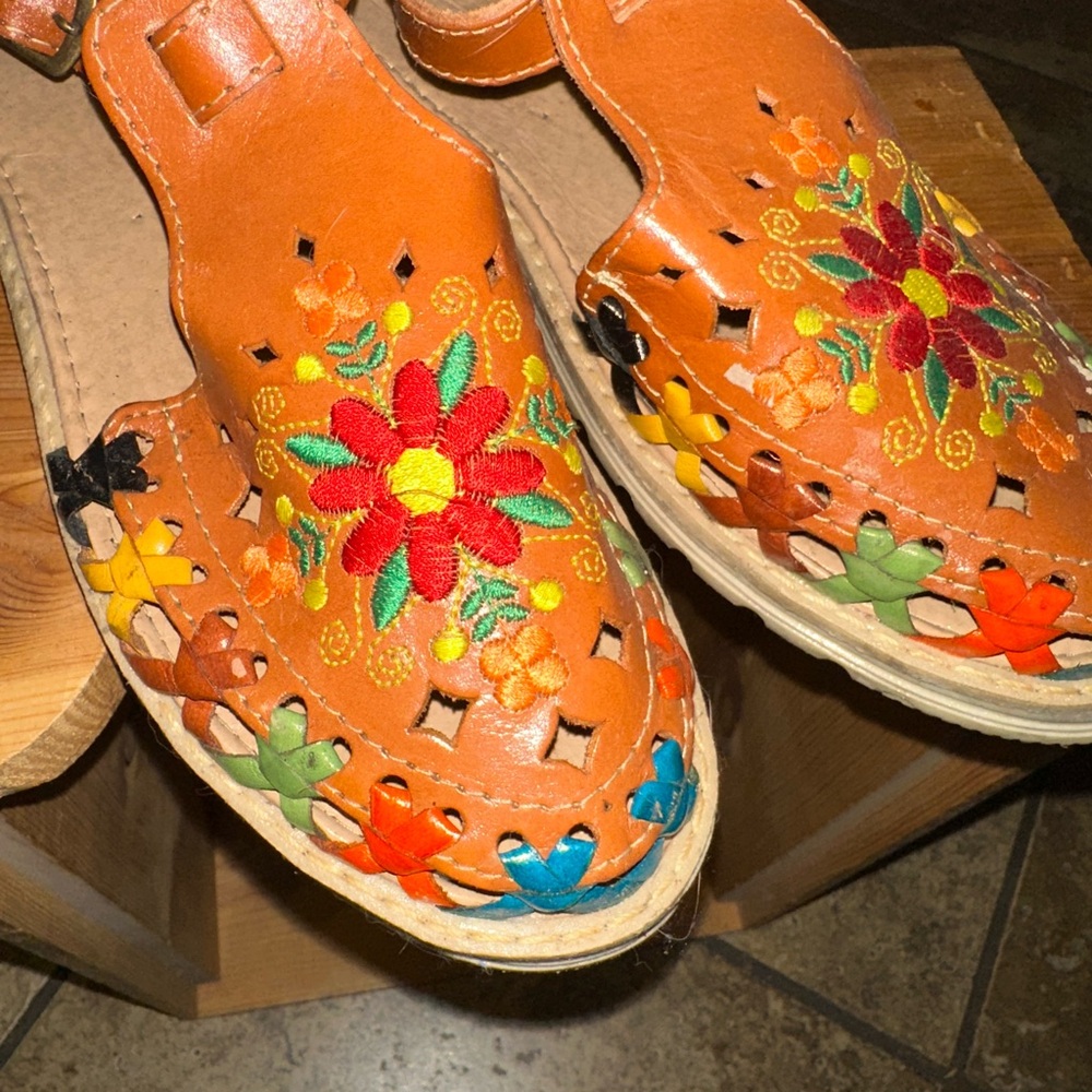 Mexican Embroidered Leather Sandals size 9 - Picture 2 of 7